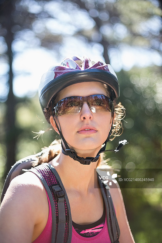 戴头盔的女人图片素材