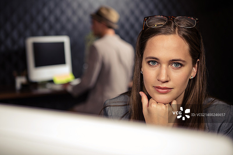 使用电脑的商务女性图片素材