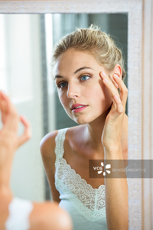 女人查看她的倒影图片素材