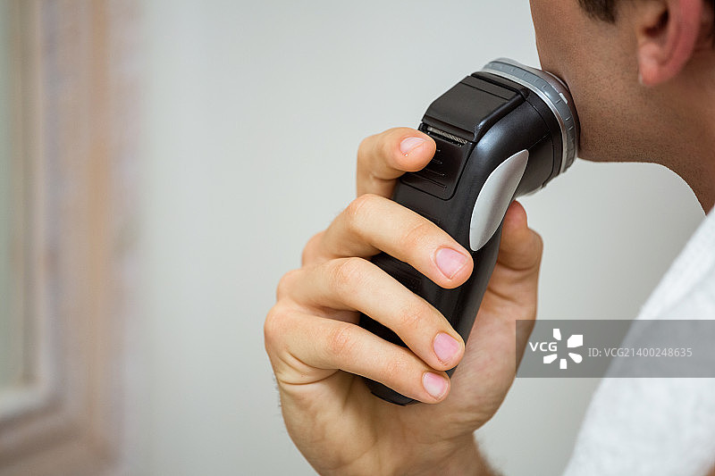 刮胡子的男人（中段）图片素材