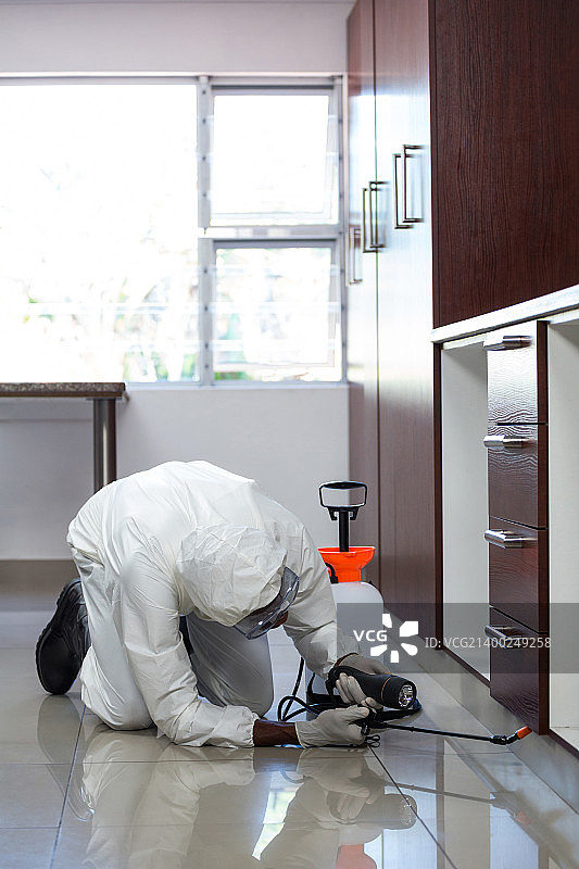 害虫防治人员喷洒农药图片素材