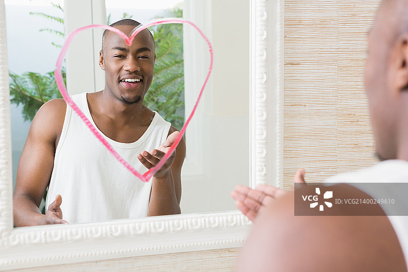 镜子里的年轻男人，带着心图片素材