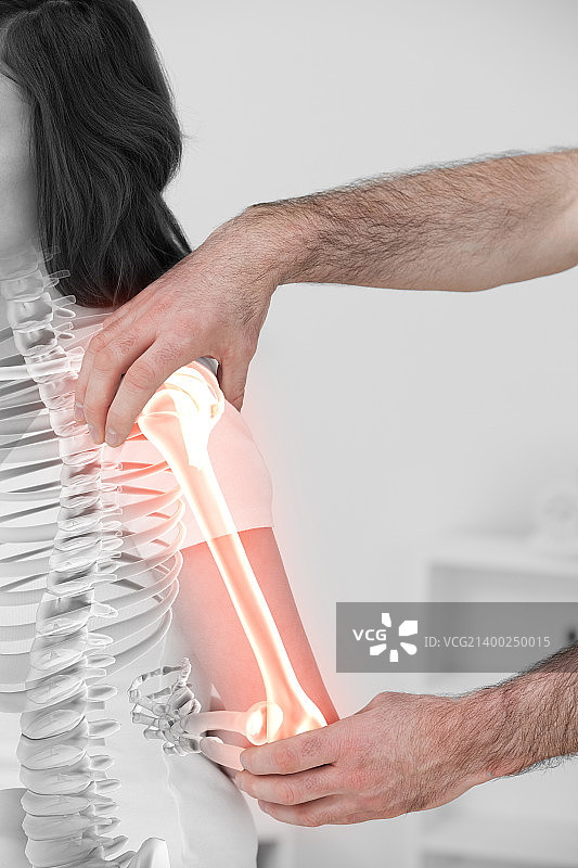 理疗师处突显的女性骨骼数字合成图像图片素材