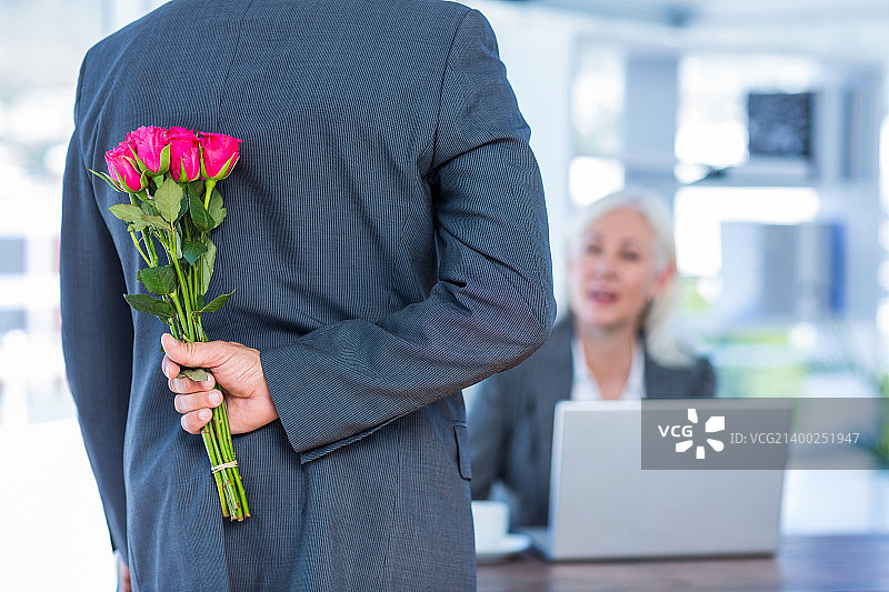商人藏花送给办公室同事图片素材