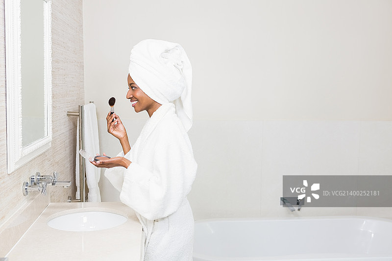 年轻女人化妆图片素材