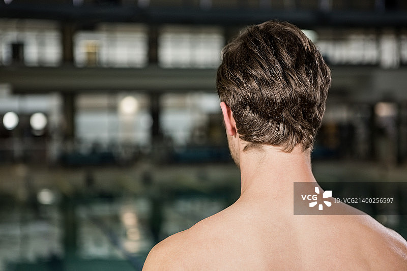 游泳者站立的背影图片素材