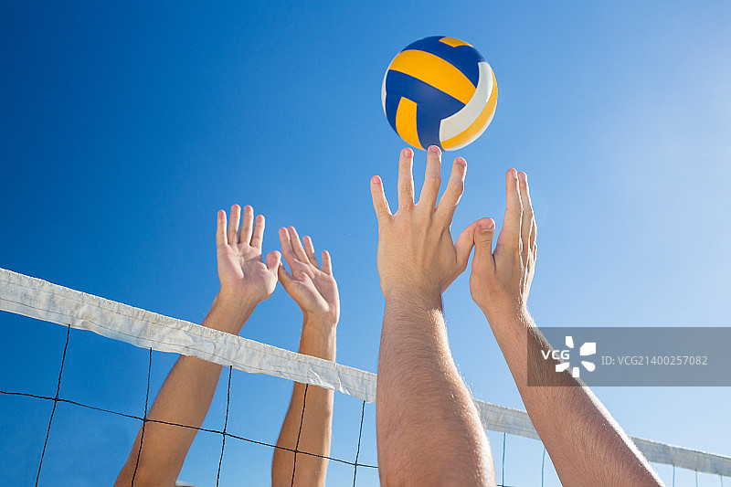 朋友们在海滩上打排球图片素材