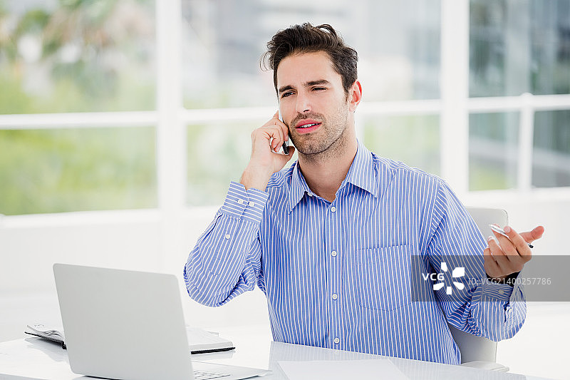 用手机交谈的商人图片素材