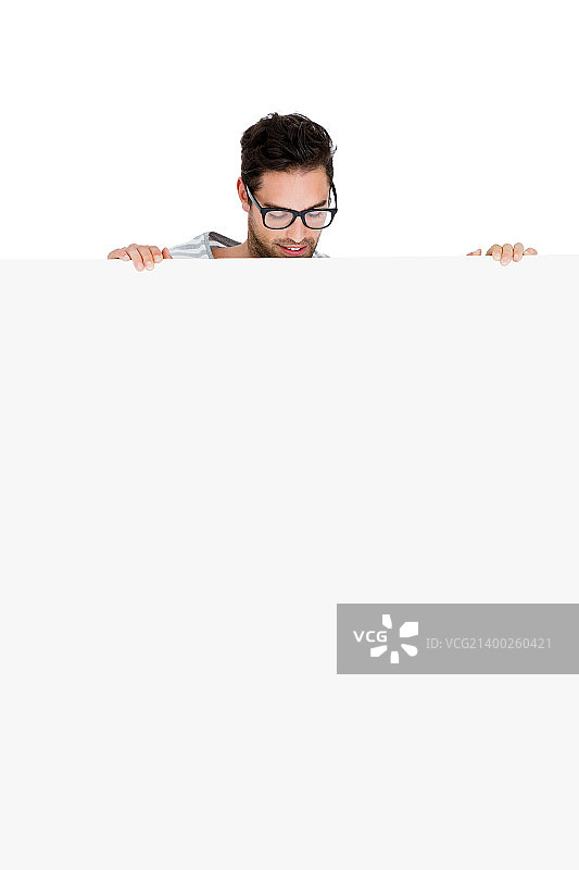 躲在后面的戴眼镜的男人图片素材