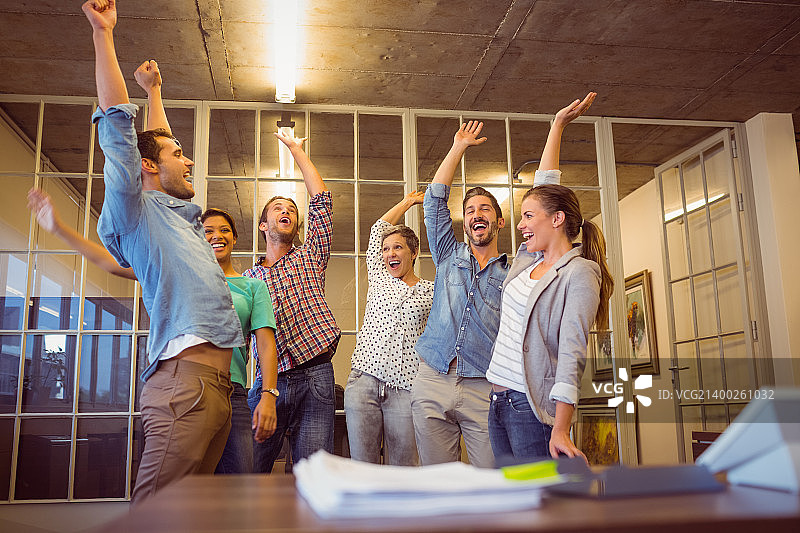 在办公室一起挥手的创意商务团队图片素材