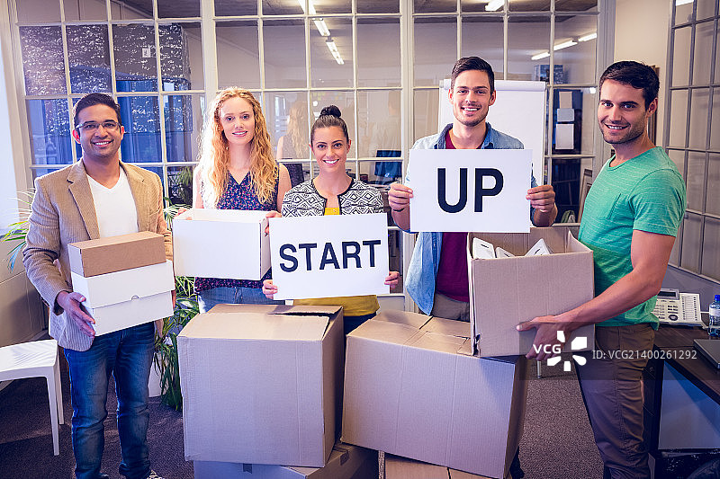 年轻创意商务人士手持纸板创业肖像图片素材