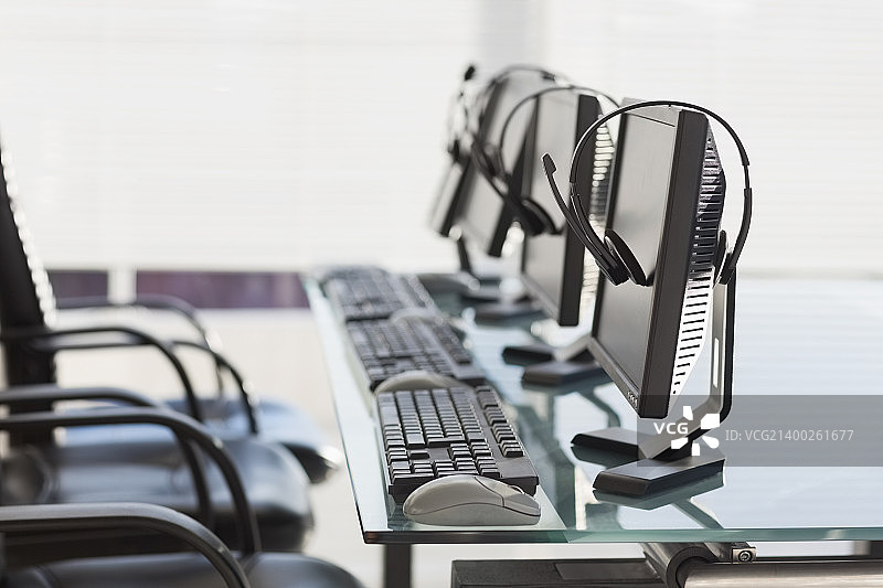 办公室的带耳机的电脑图片素材