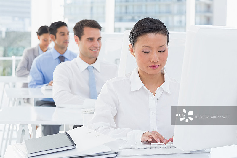 办公室里专注工作的团队图片素材