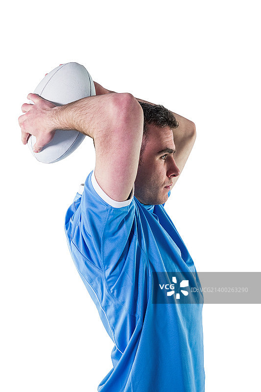 橄榄球运动员侧身投球图片素材