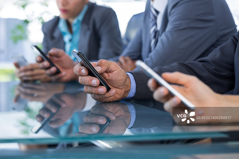 在办公室使用手机的商务团队图片素材