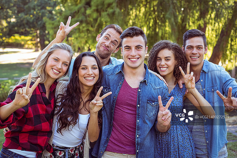 朋友们享受夏日时光图片素材