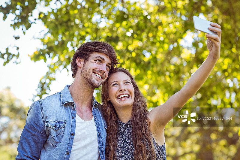 情侣夏日自拍图片素材