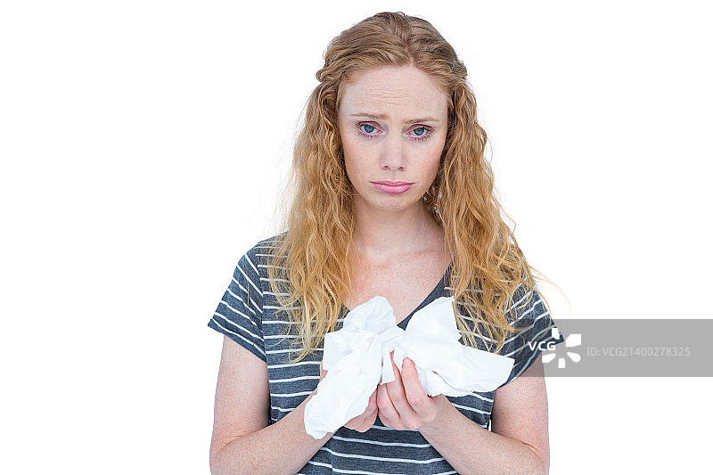 生病的金发女人在白色背景上拿着纸巾图片素材