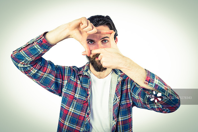 用手在小插图背景上取景的时尚男人图片素材