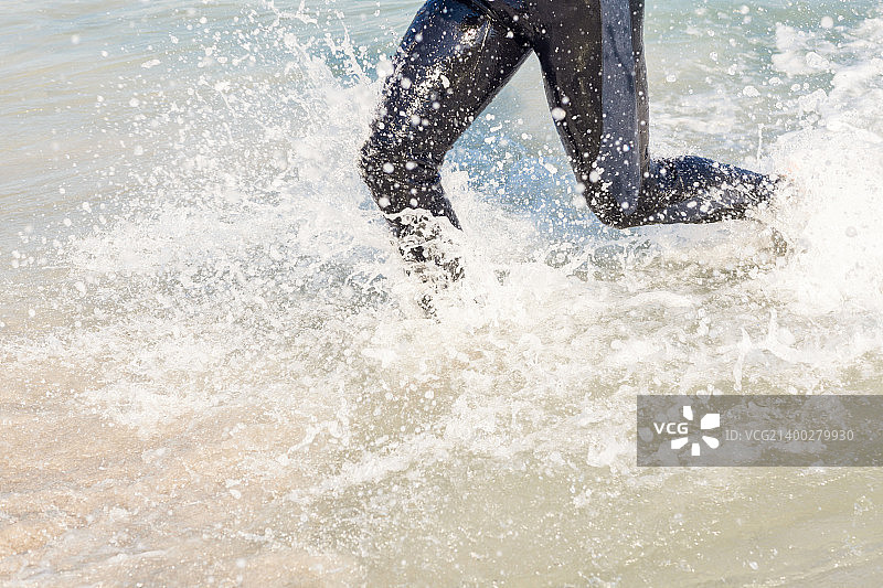 晴天在海中跑步的游泳者图片素材