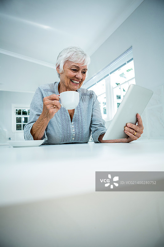 喝咖啡的快乐退休妇女图片素材