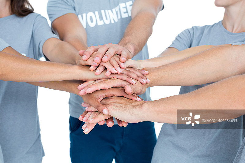 快乐的志愿者朋友们手叠在一起图片素材