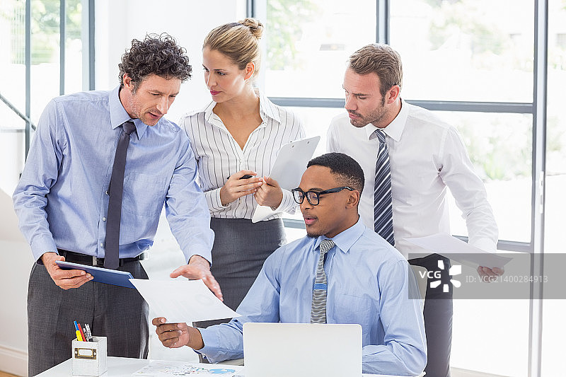 商务同事讨论。图片素材