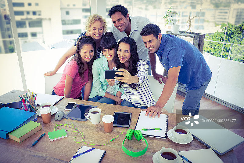 在办公室自拍的创意商务团队图片素材