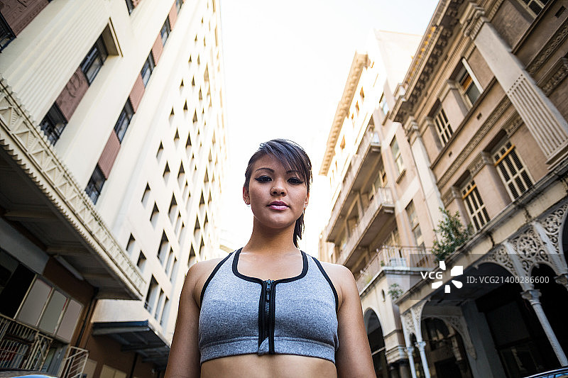 阳光明媚的日子里，一位专注的女人正在眺望远方图片素材