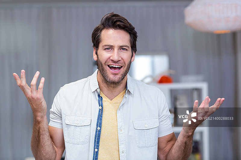 在服装店里困惑的男人图片素材