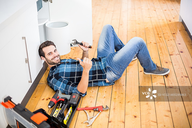 修理厨房的男人肖像图片素材