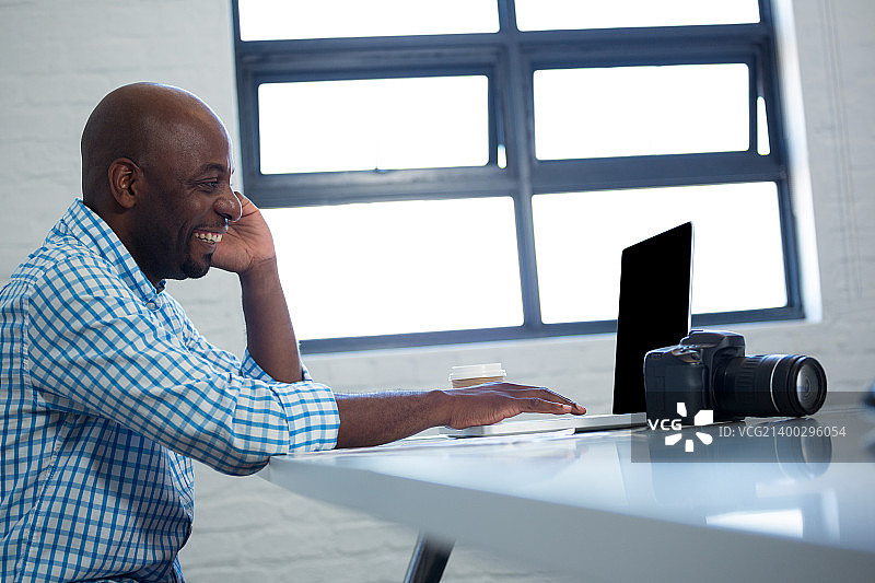 男人在用手机通话图片素材