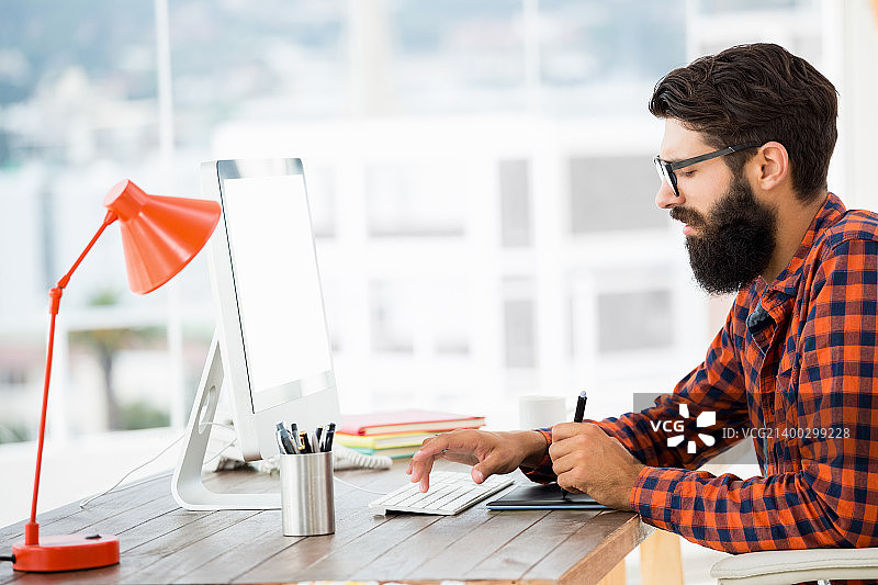 在绘图桌上绘画的时尚人士图片素材