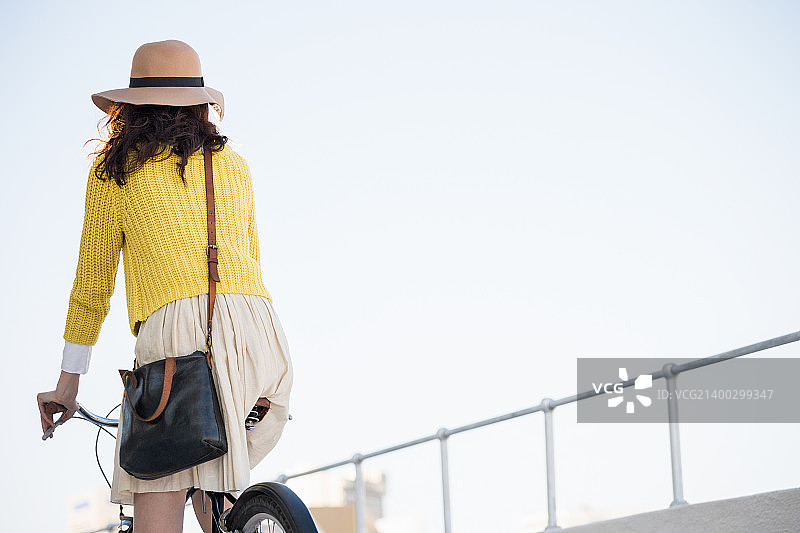在城市骑自行车的时尚人士图片素材