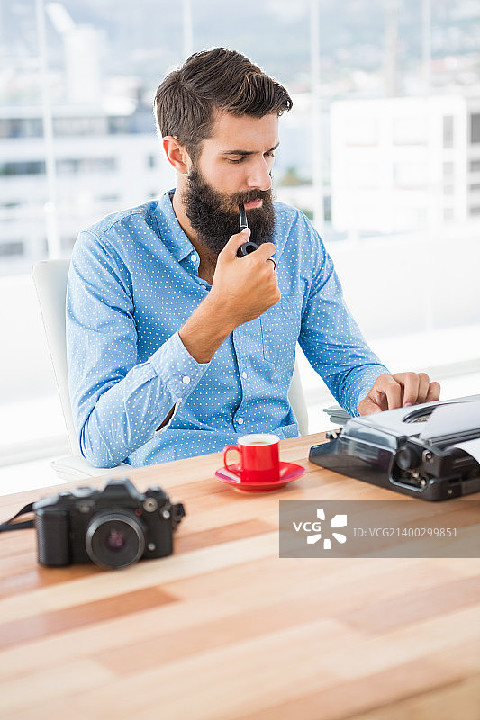 使用打字机的男人图片素材