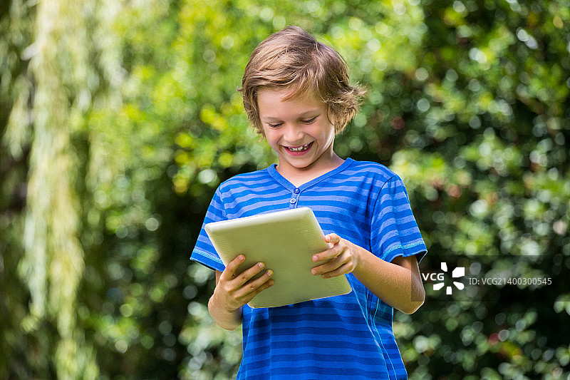 小男孩在玩平板电脑图片素材