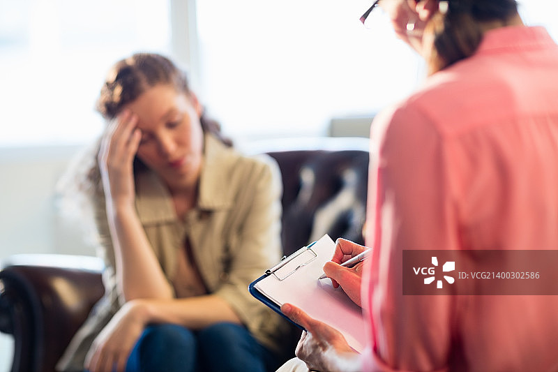 心理咨询师为病人做咨询图片素材