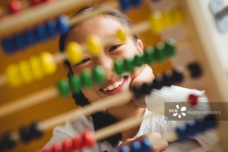 小学生使用计算尺图片素材