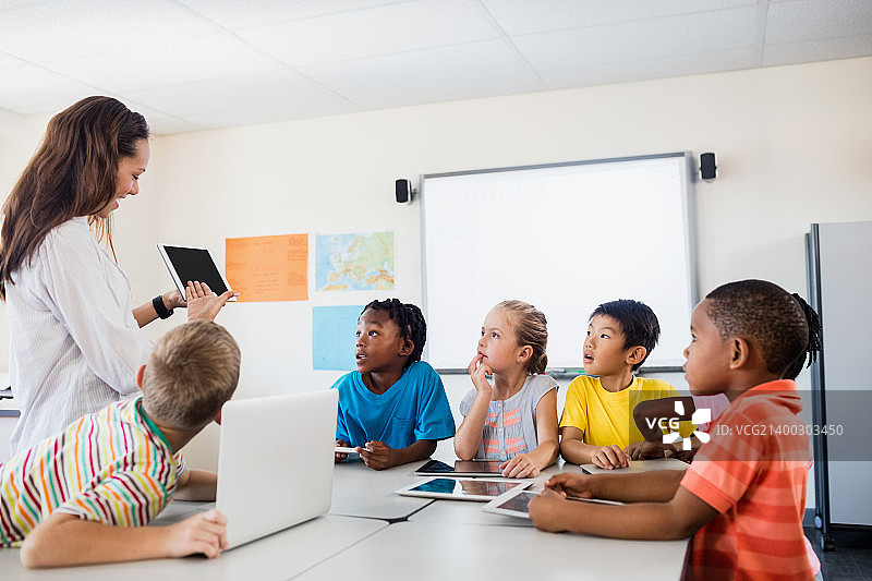 学生们在听老师讲课图片素材