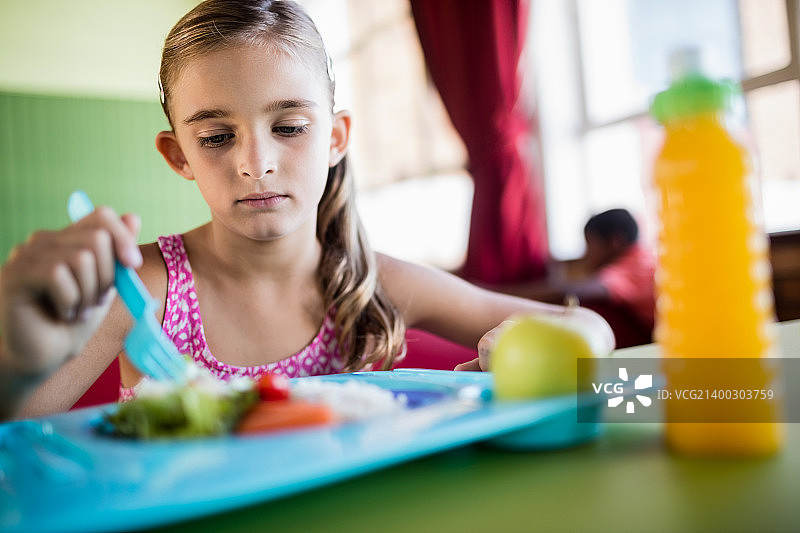 在食堂吃饭的孩子图片素材