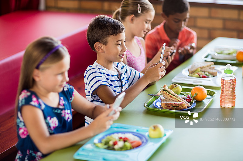 儿童使用科技产品图片素材