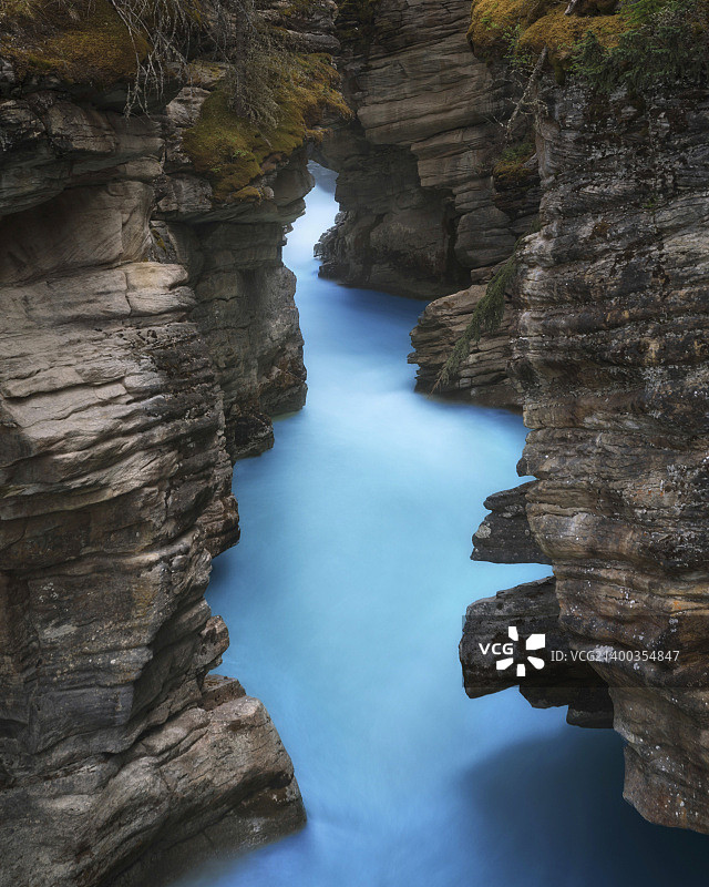 贾斯珀国家公园的阿萨巴斯卡河从阿萨巴斯卡瀑布倾泻而下图片素材