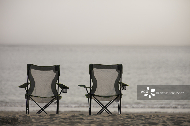 加拿大托菲诺切斯特曼海滩上的两把沙滩椅图片素材