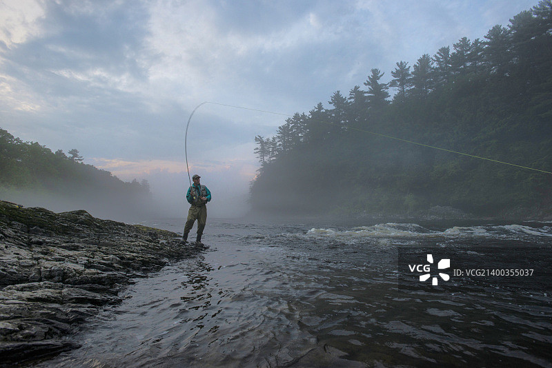 在缅因州肯纳贝克河钓鱼的飞蝇钓渔民图片素材