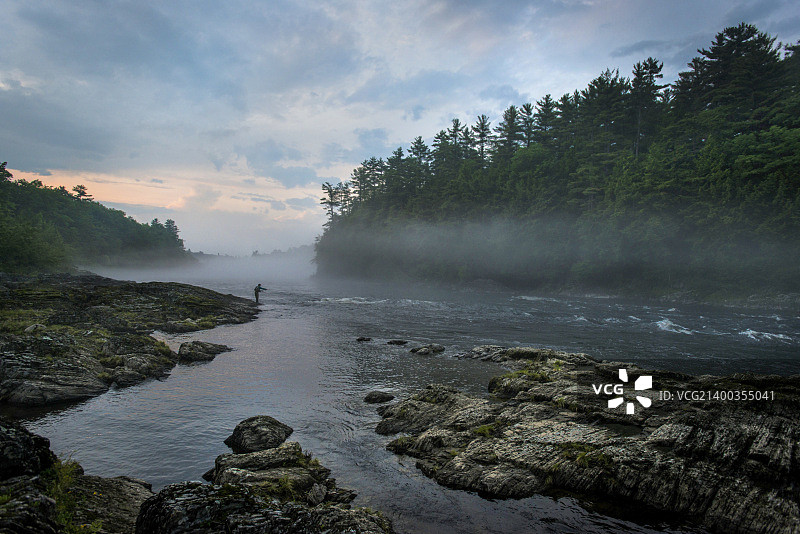 在缅因州肯纳贝克河钓鱼的飞蝇钓渔民图片素材
