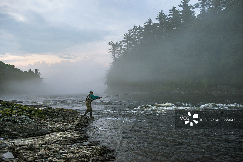 在缅因州肯纳贝克河雾蒙蒙的傍晚飞蝇钓鱼图片素材