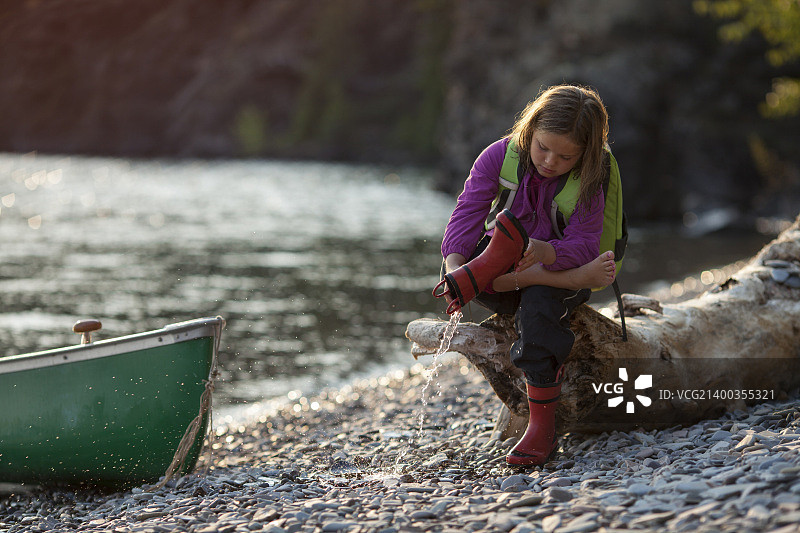 在彭德奥雷湖玩水的年轻女孩，爱达荷州桑点市图片素材