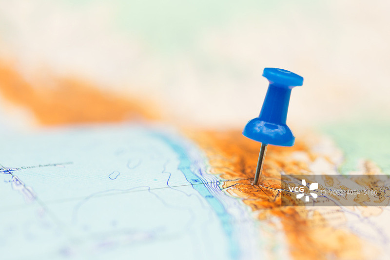 地图上的蓝色旅行目的地定位图钉图片素材