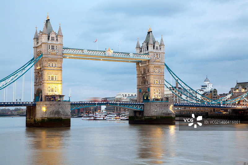 伦敦泰晤士河与塔桥夜景图片素材