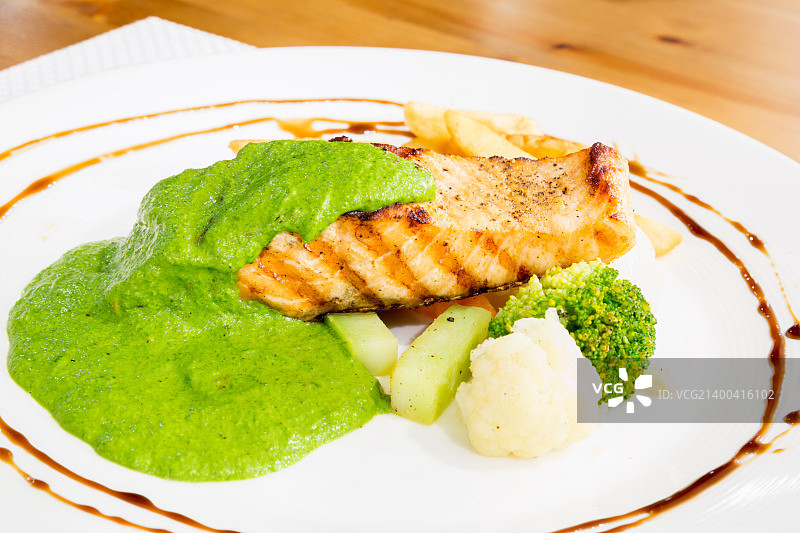 烤三文鱼排配青酱图片素材